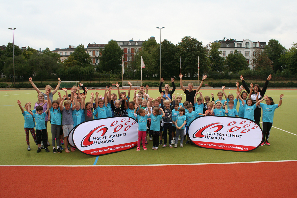 Kinder und Mitarbeitende des Hochschulsports Hamburg 